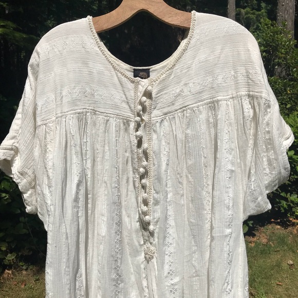 New Romantics White Hi-Lo Hem Embroidered Dress - Picture 2 of 4